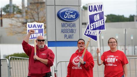 UAW members at the first Ford plant to go on strike overwhelmingly approve the new contract